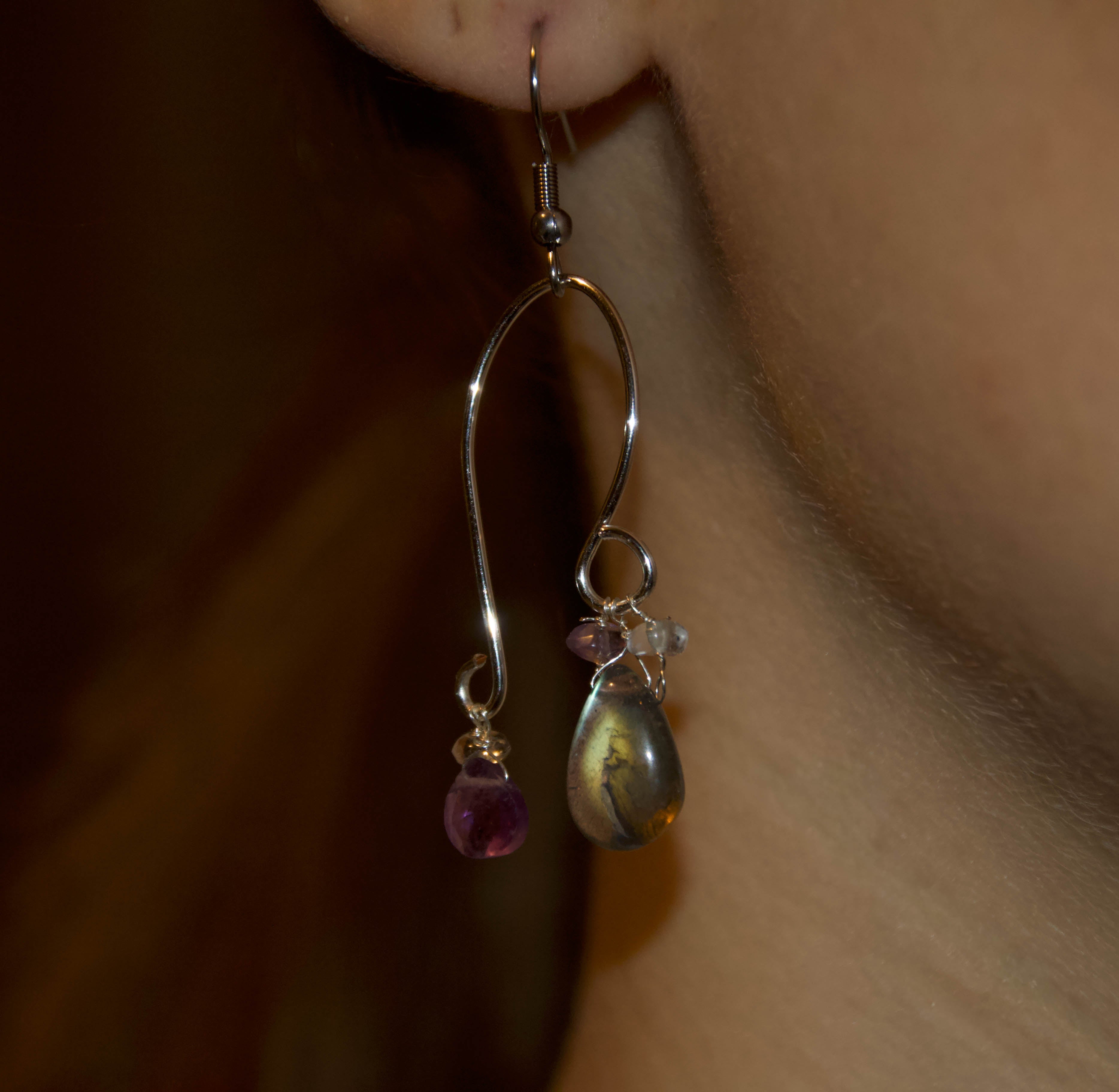 orecchino in labradorite, ametista, quarzo ialino
