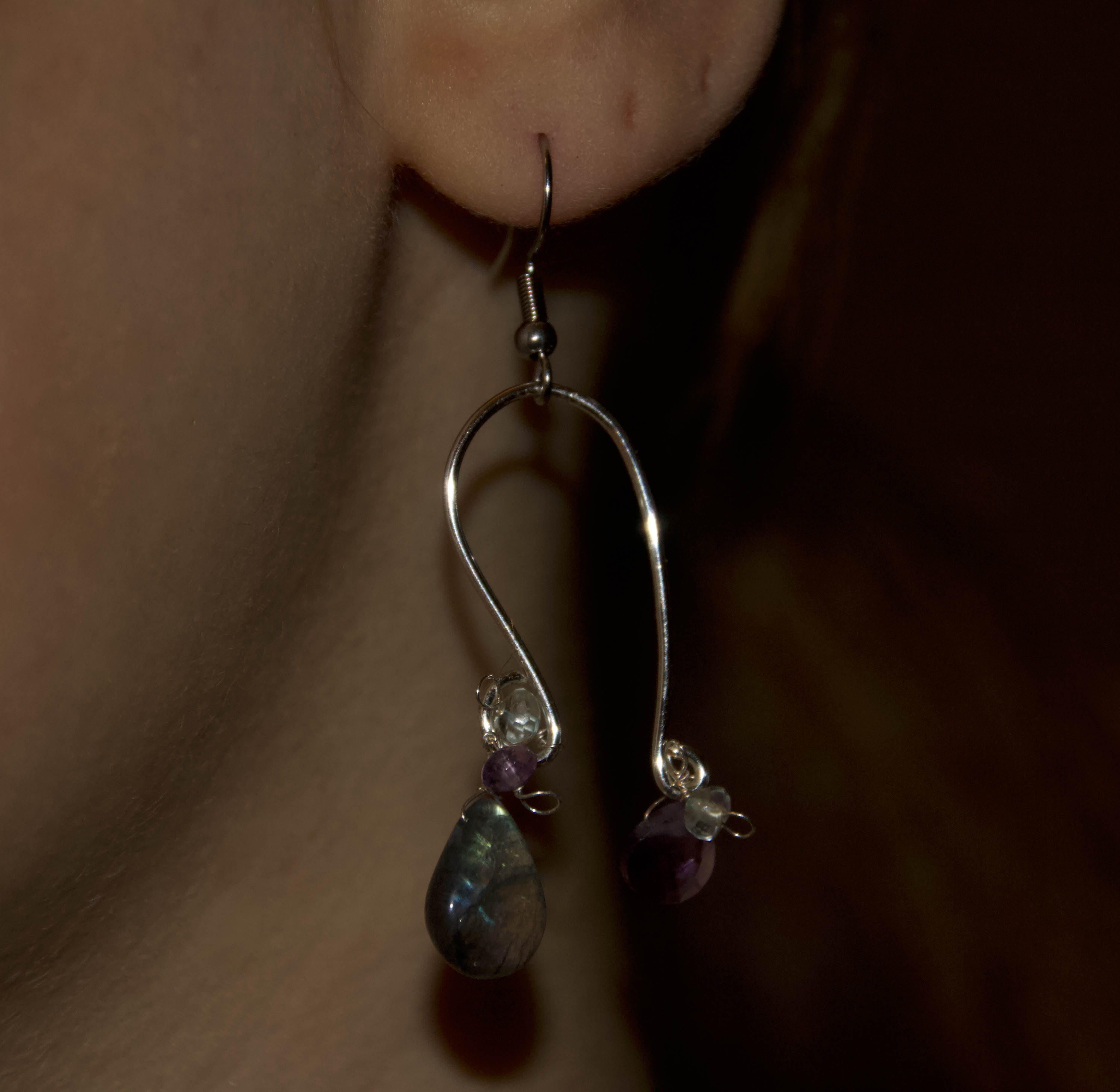 orecchino in labradorite, ametista, quarzo ialino