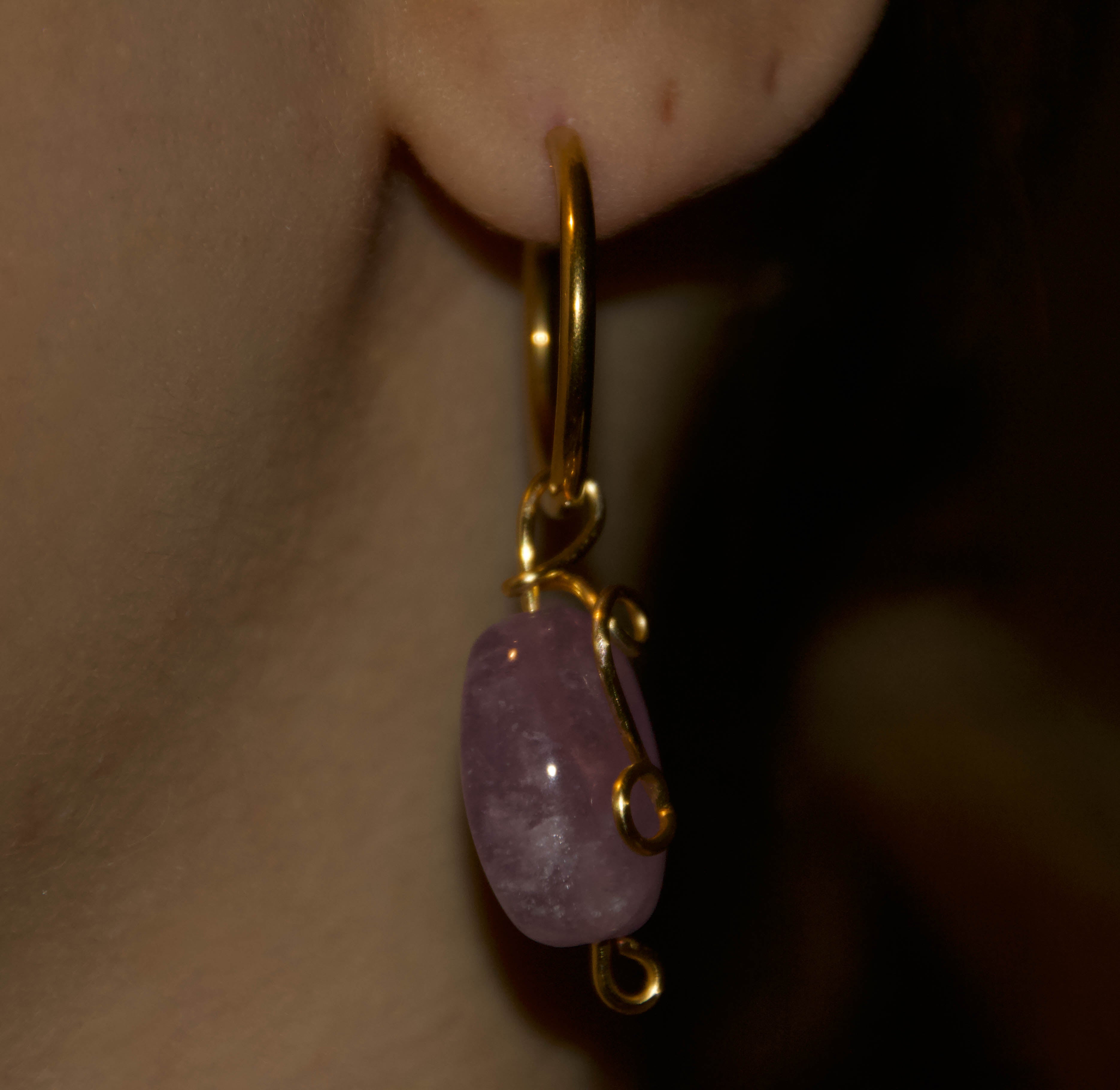 Orecchini in Quarzo Rosa – Cerchio Dorato con Dettaglio Wire