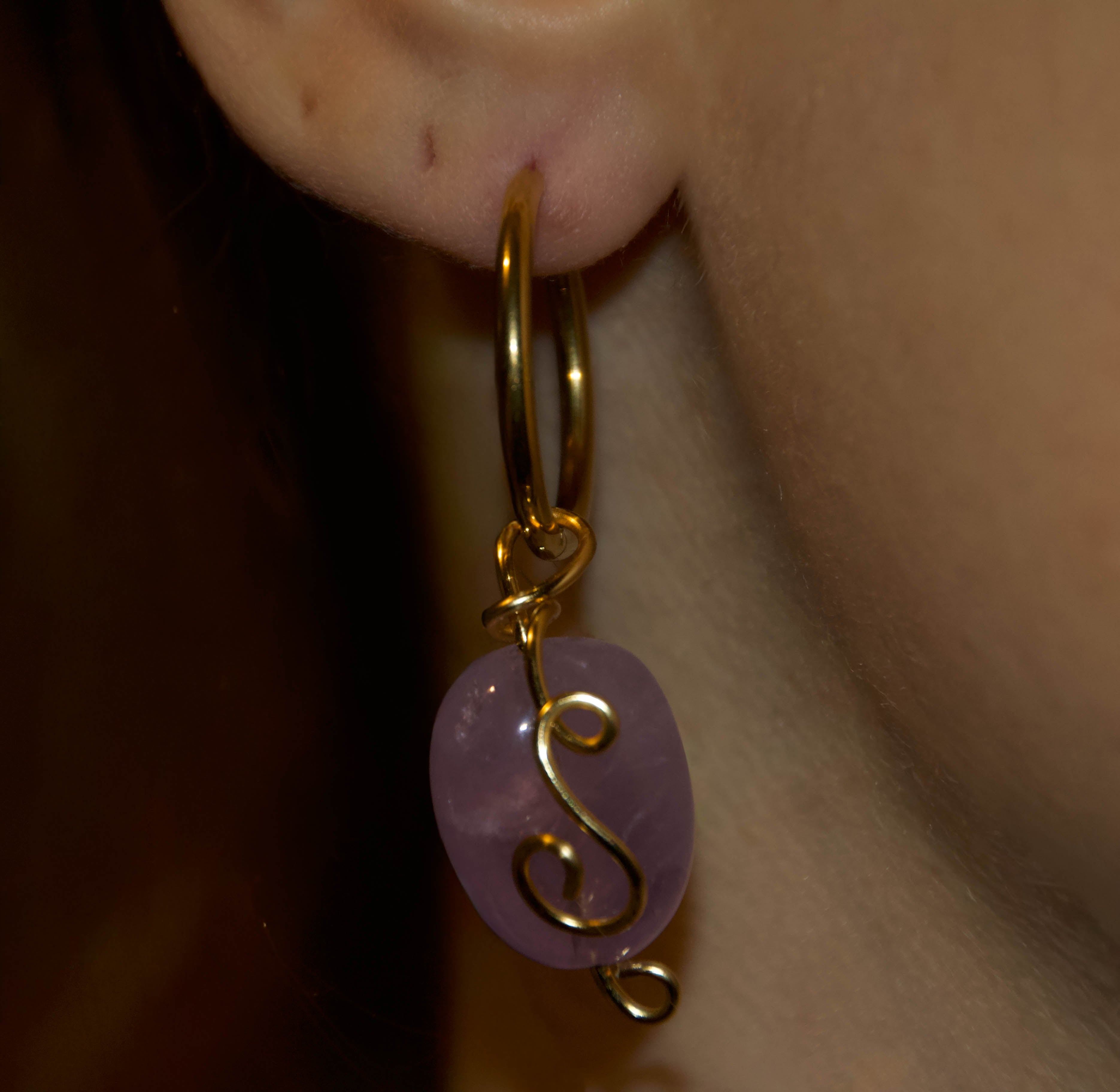 Orecchini in Quarzo Rosa – Cerchio Dorato con Dettaglio Wire