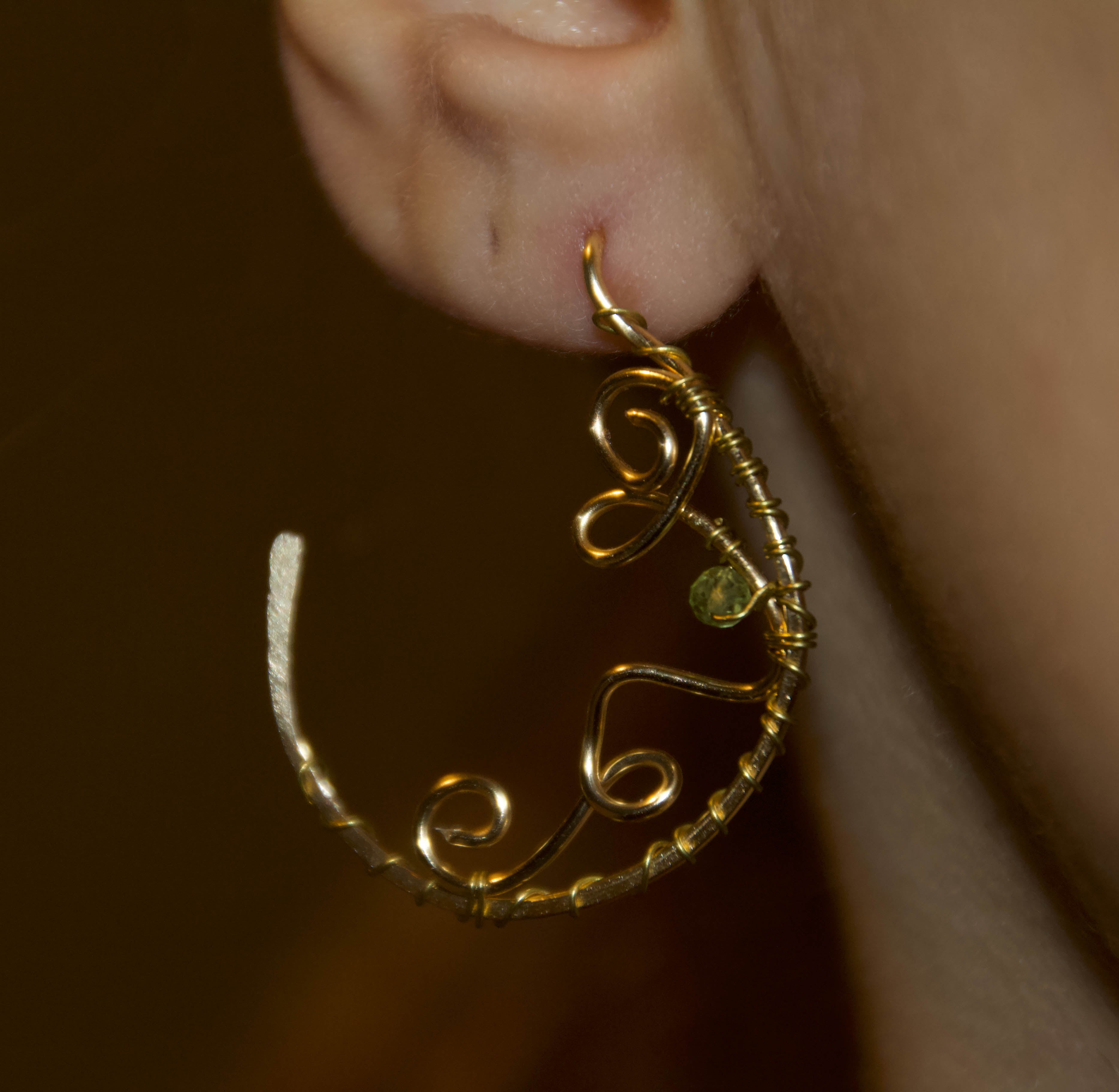 Orecchini in Peridoto – Cerchio Dorato Wire Art