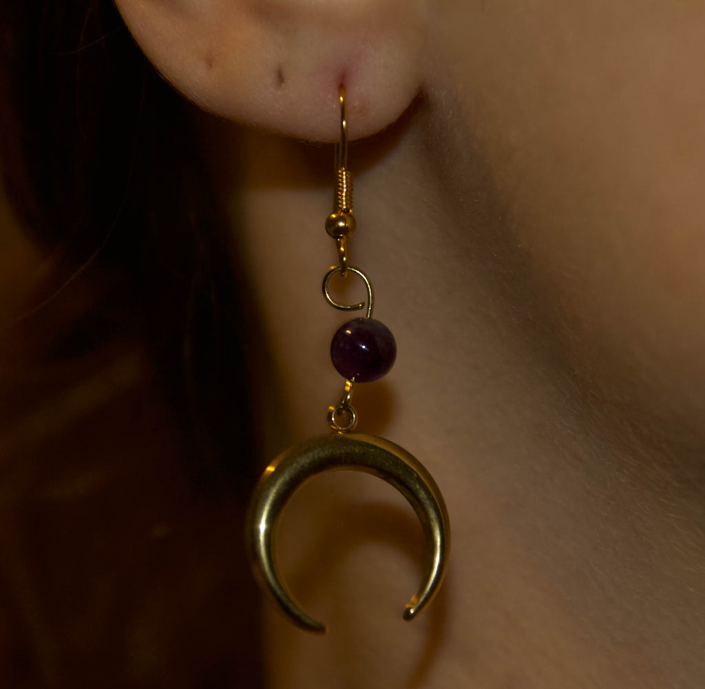 Orecchini in Ametista – Luna Dorata con Sfera Viola