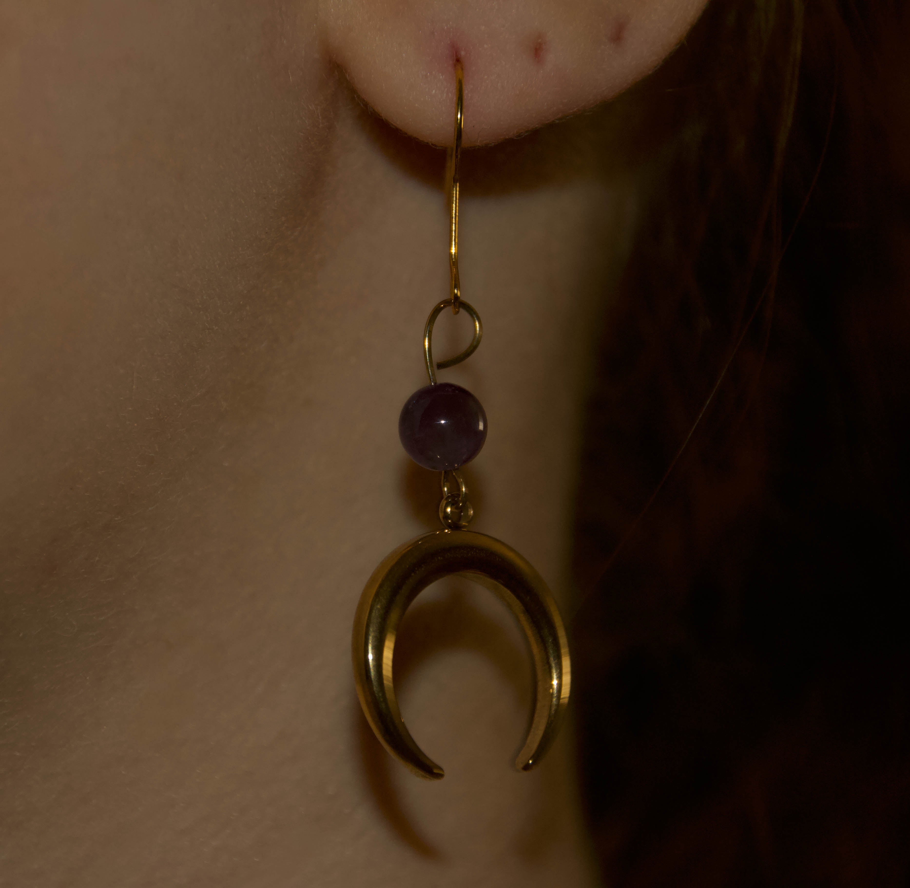 Orecchini in Ametista – Luna Dorata con Sfera Viola