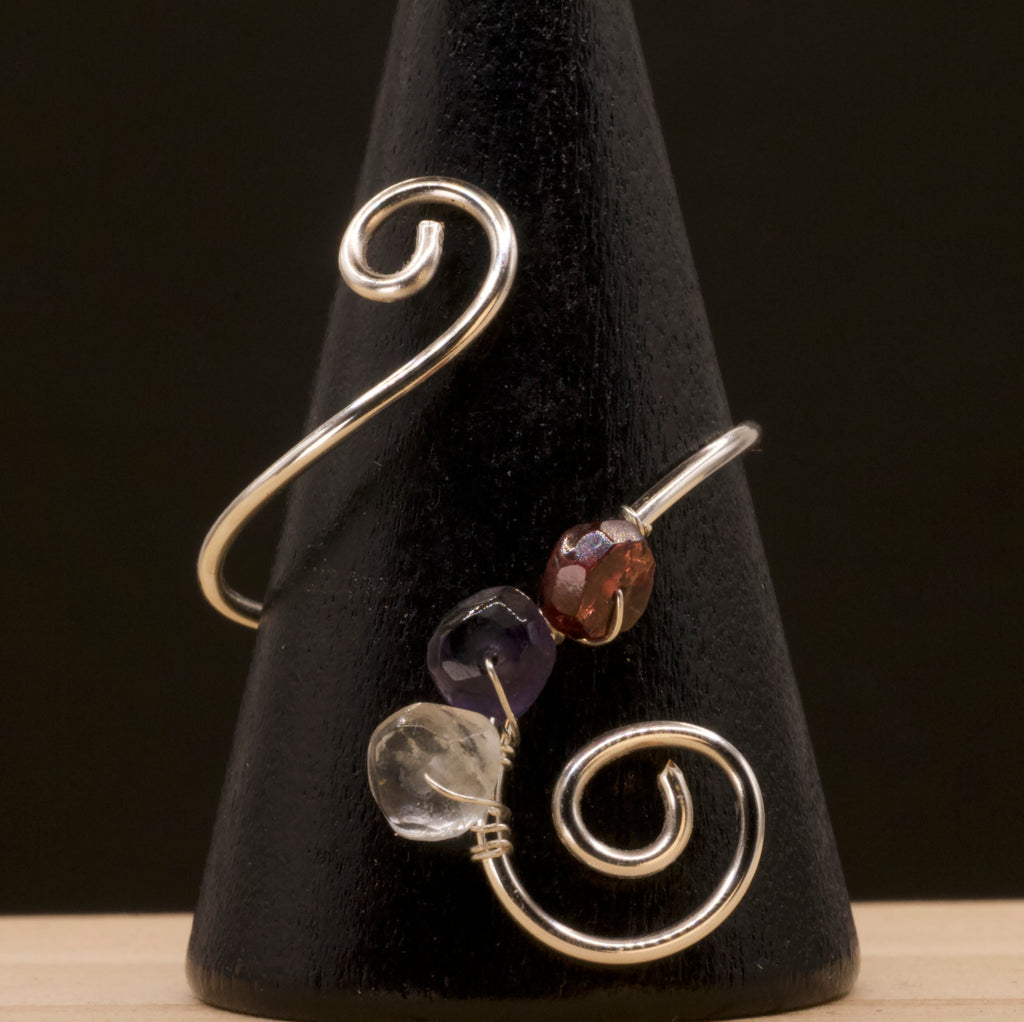 Anello in granato, ametista e quarzo ialino | spirale in rame placcato argento 925