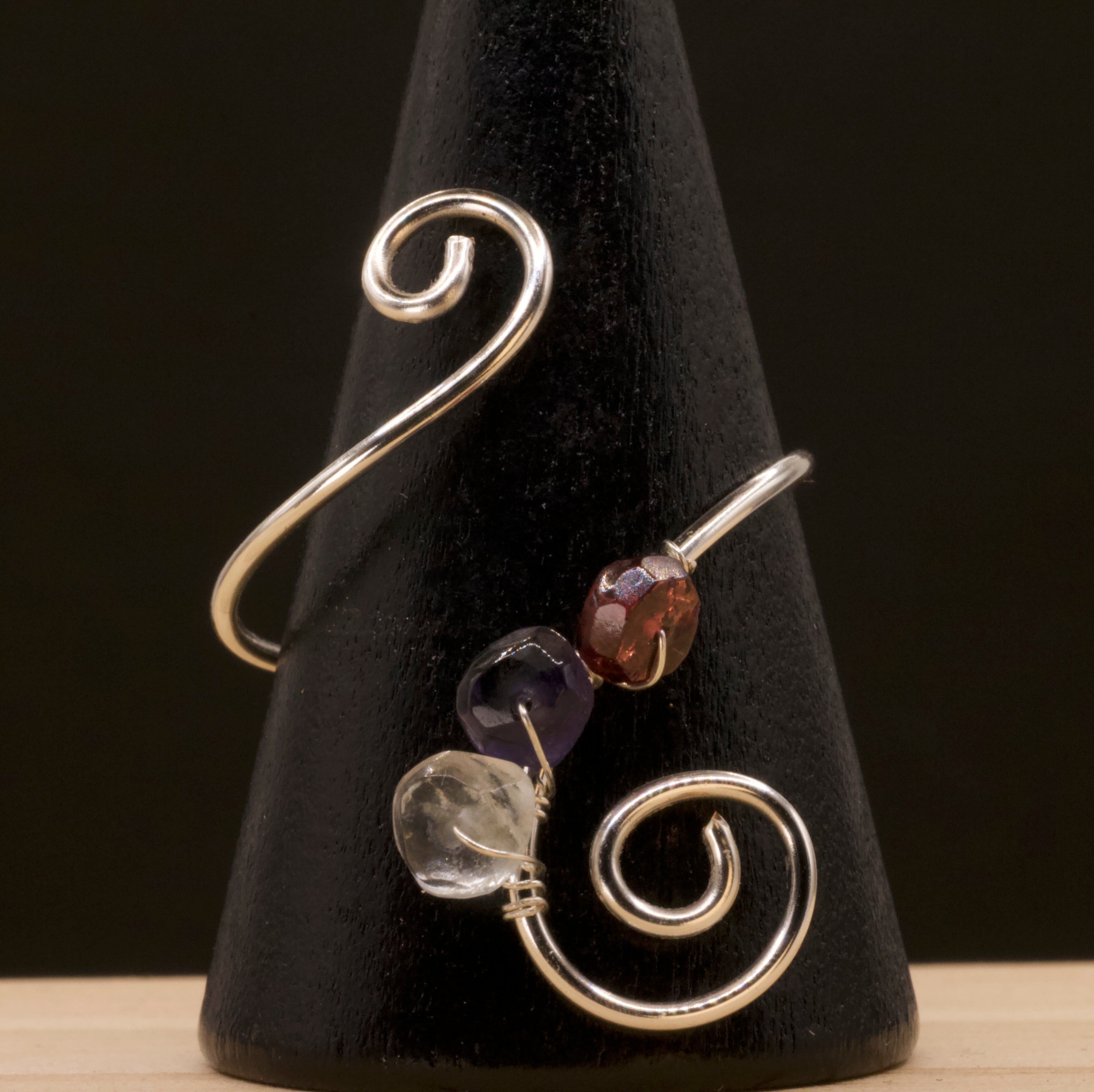 Anello in granato, ametista e quarzo ialino | spirale in rame placcato argento 925