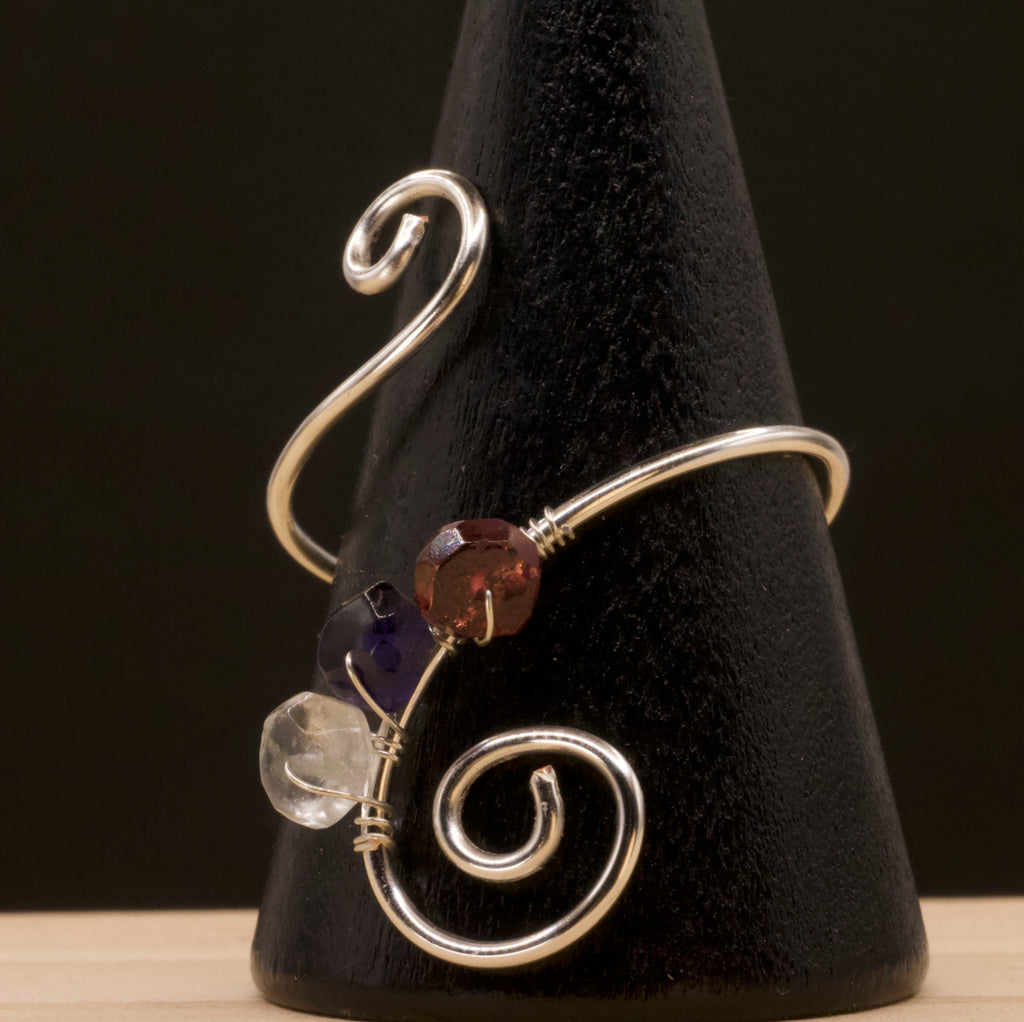 Anello in granato, ametista e quarzo ialino | spirale in rame placcato argento 925