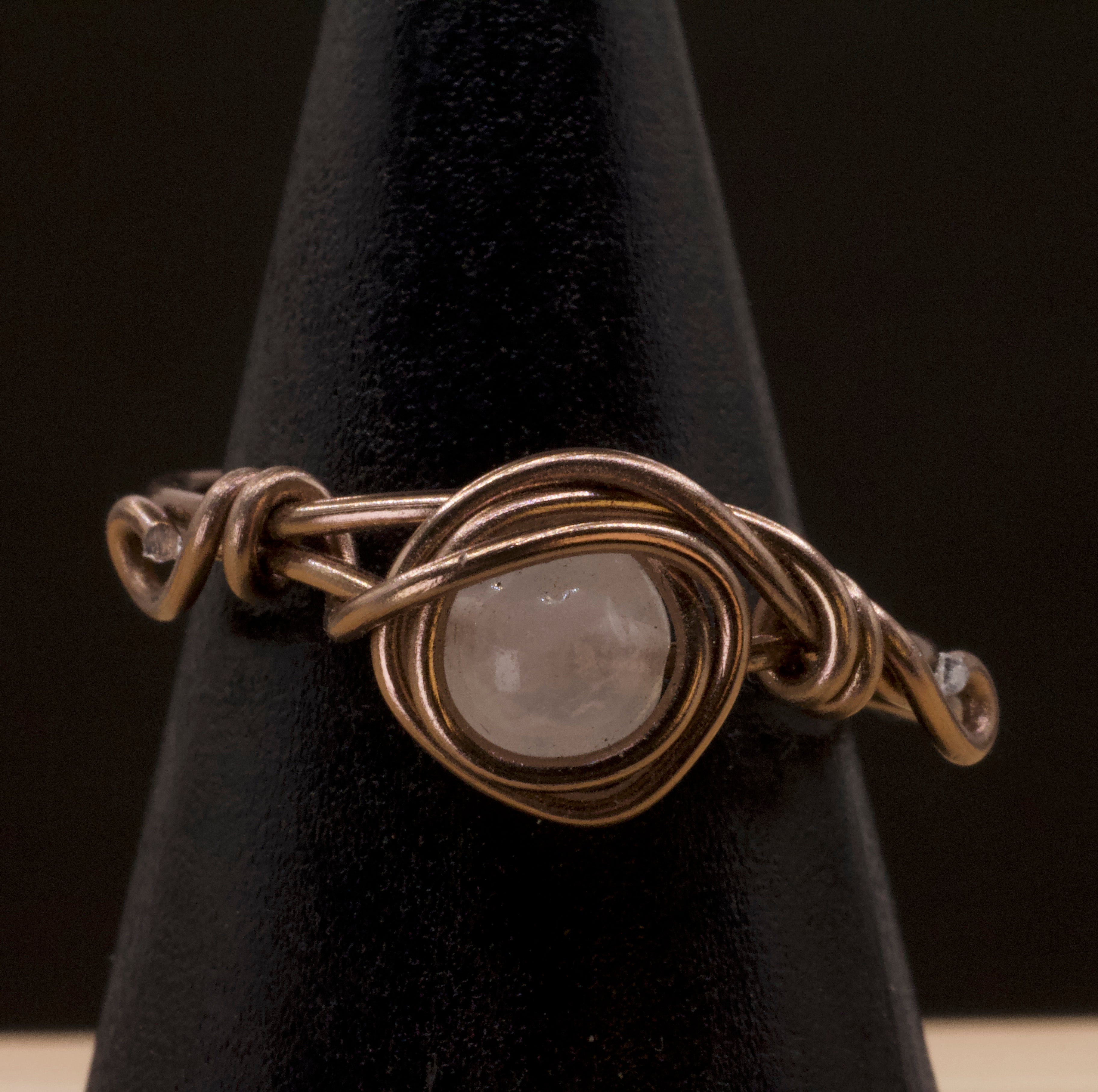 Anello in quarzo rosa | rame intrecciato