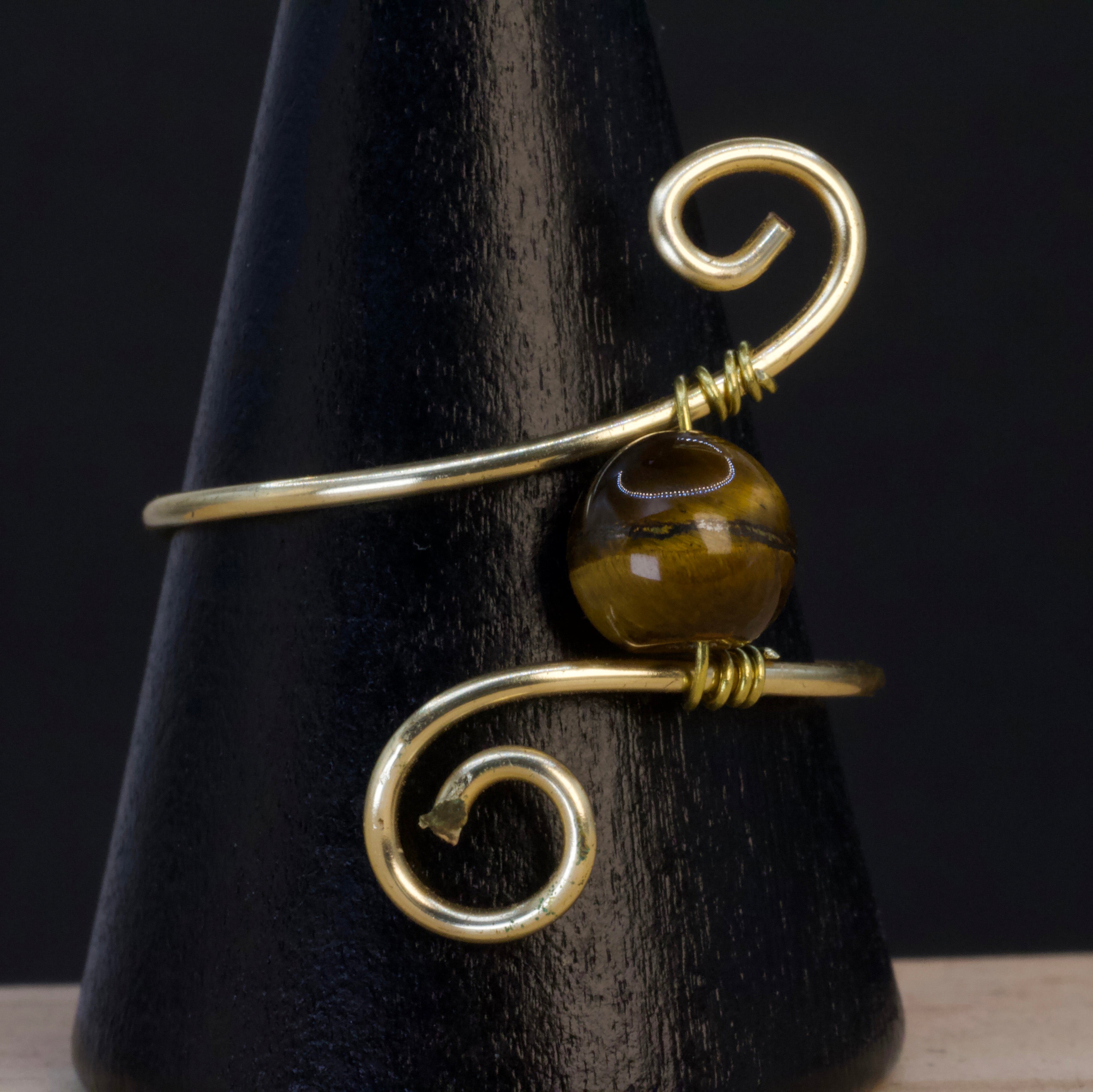 Anello in occhio di tigre | spirale verticale dorata