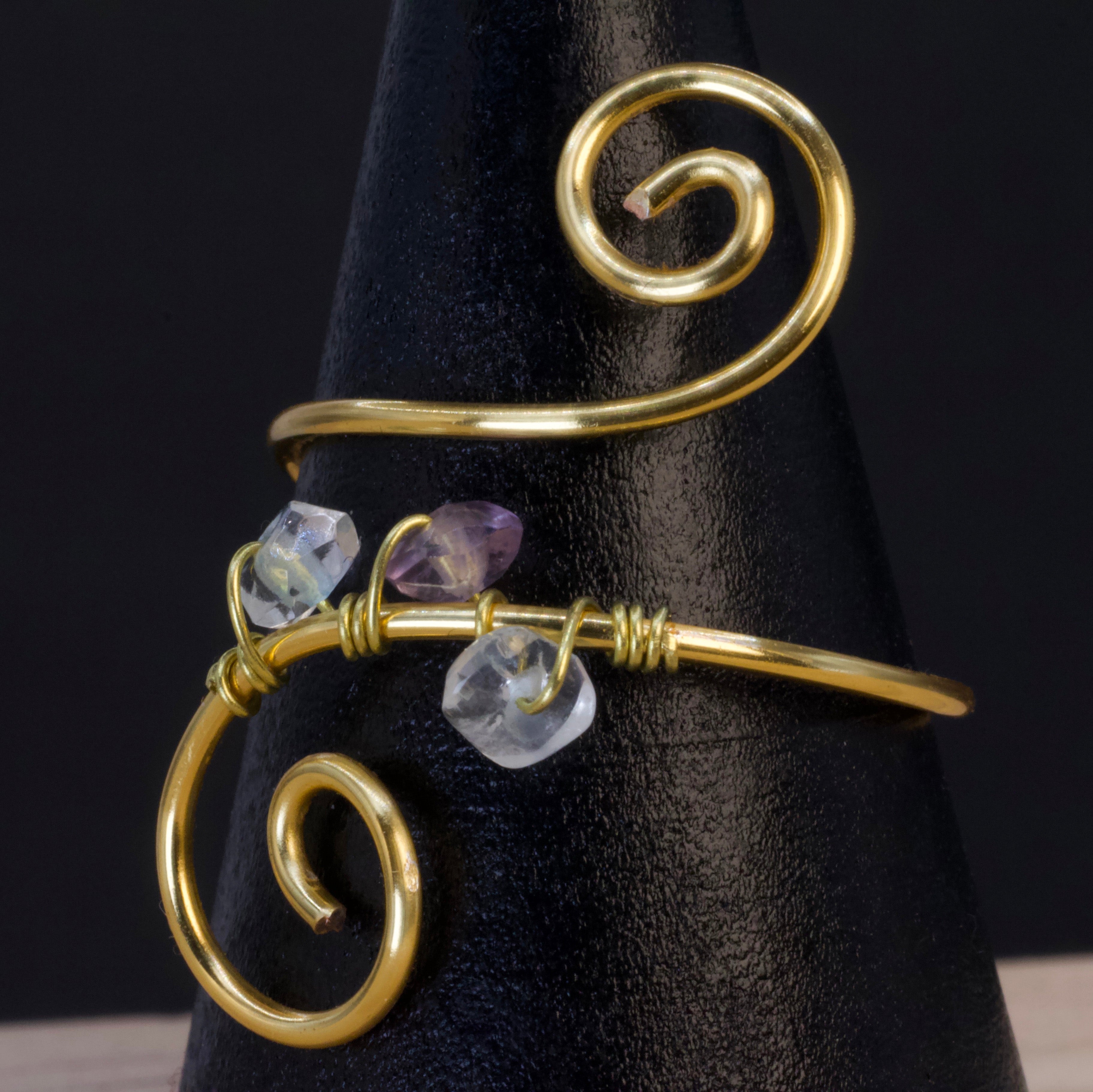 Anello in quarzo ialino, acquamarina e ametista | spirale dorata leggera