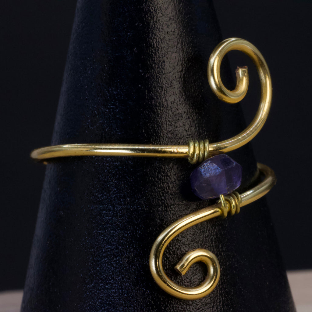 Anello in ametista | spirale dorata essenziale