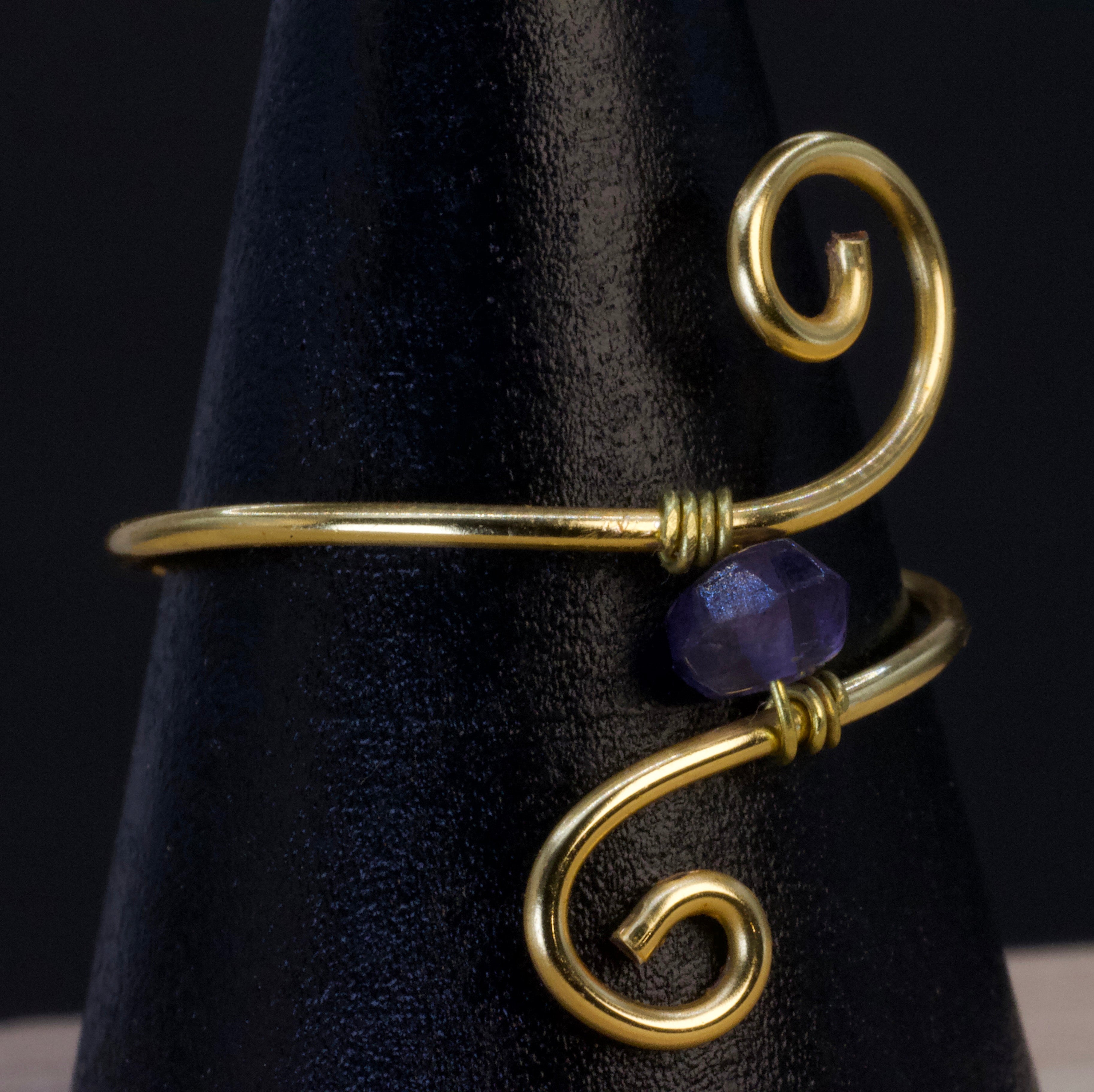 Anello in ametista | spirale dorata essenziale